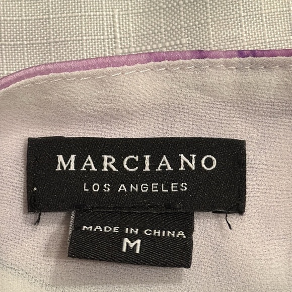 (A5) GUESS BY MARCIANO FLORAL FLOWY BLOUSE
WITH OPEN SHOULDERS
SIZE M, satin - Picture 10 of 16